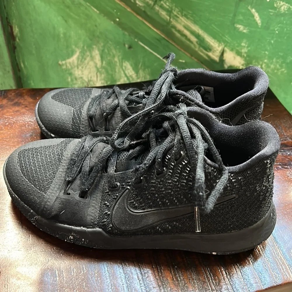 Nike Kyrie 3 Triple Black Youth Basketball Shoes Size 4.5Y (859466-005)